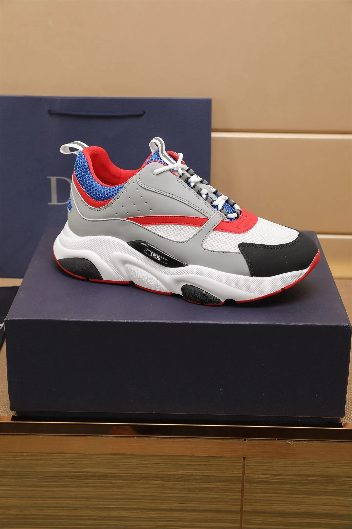 Factory price: 460💰Dior’s top version of D’s b22 men’s sports shoes. Inspired by retro running styles, the chunky low-top silhouette features gray calf leather and blue and white mesh fabric uppers, atop a black, white and blue engraved rubber sole. Nylon ribbon accents the blue mesh tongue and heel counter, and a "dio~" logo appears on the side. Pair it with a suit for a striking contrast and add a sportswear-chic edge to your look. The thick sole can be about 4cm~ Size: 38-45, [46, 47 customized]